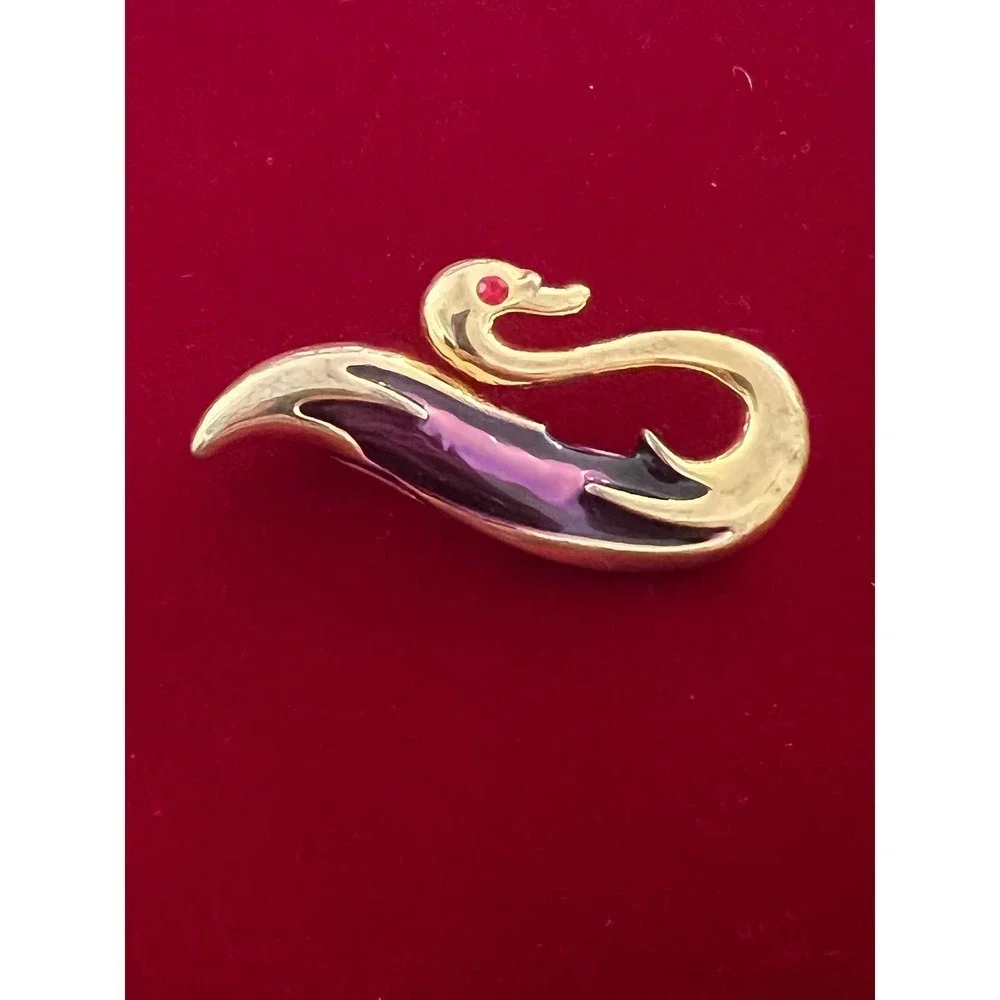Vintage Red eyed gold tone Swan Brooch